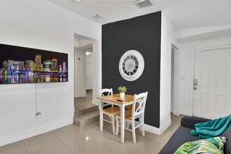 6966 Byron Ave in Miami Beach, FL - Foto de edificio - Building Photo