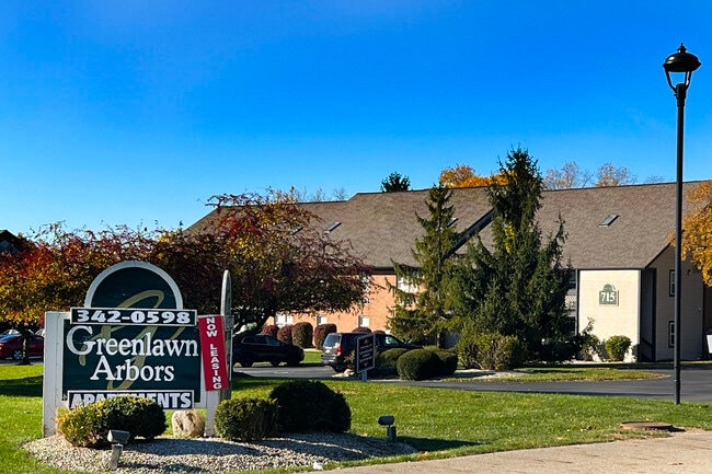 Greenlawn Arbors Apartments in Springfield, OH - Foto de edificio - Building Photo
