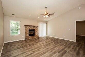 8438 Kousa Dr in Indianapolis, IN - Foto de edificio - Building Photo