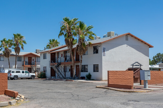 Villa Vaquero Apartments in Tucson, AZ - Building Photo - Building Photo