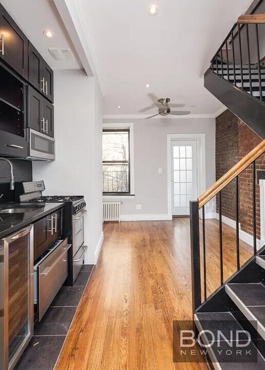 221 Mott St in New York, NY - Building Photo