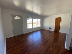 704 W 14th St in The Dalles, OR - Building Photo - Building Photo