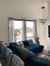 1282 S Cloverdale Ave in Los Angeles, CA - Foto de edificio - Building Photo