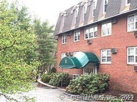 34 Padanaram Rd in Danbury, CT - Building Photo