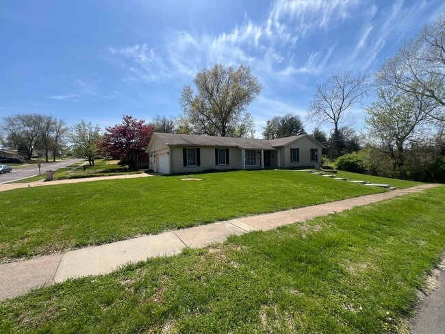 3380 Parc Chateau Ln in Florissant, MO - Building Photo - Building Photo