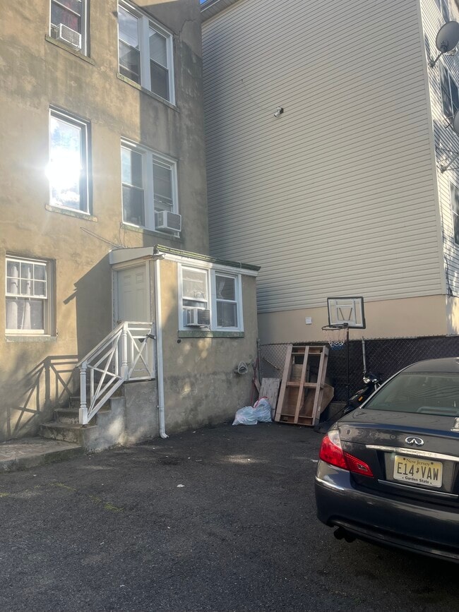 579 Liberty Ave, Unit B in Jersey City, NJ - Building Photo - Building Photo