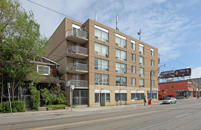 1320 Gerrard St in Toronto, ON - Building Photo - Building Photo