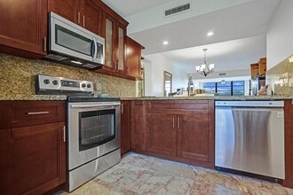 1526 Whitehall Dr, Unit 406 in Davie, FL - Building Photo - Building Photo