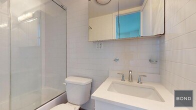 140 E 46th St in New York, NY - Building Photo - Building Photo