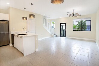 8160 NW 42nd St in Doral, FL - Building Photo - Building Photo