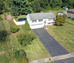 43 Duel Dr in Hamden, CT - Building Photo