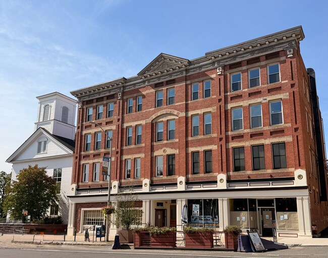 69 S Pleasant St in Amherst, MA - Foto de edificio - Building Photo