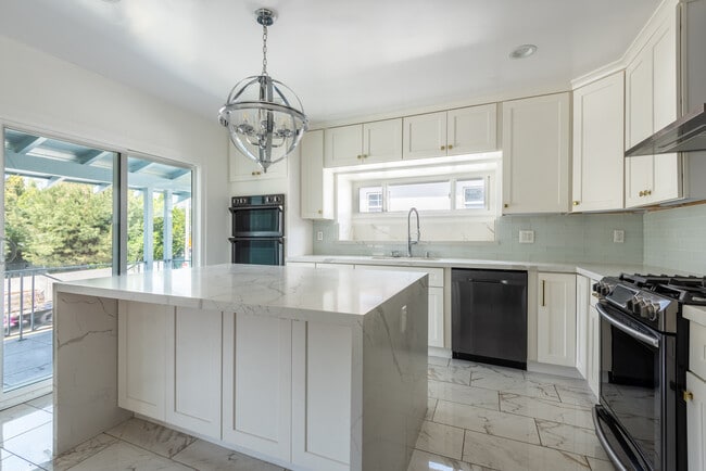 1038 N Crescent Heights Blvd, Unit 1040 in West Hollywood, CA - Building Photo - Building Photo