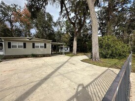 24007 River Rd in Astor, FL - Building Photo