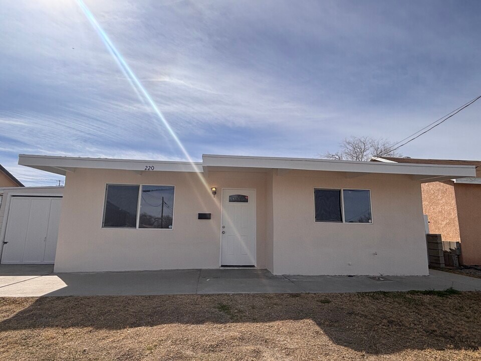 220 W Kettering St in Lancaster, CA - Building Photo