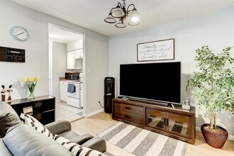 1915 Augusta Dr-Unit -33 in Houston, TX - Building Photo - Building Photo