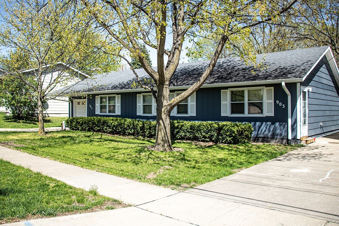 903 N Roche St in Knoxville, IA - Building Photo