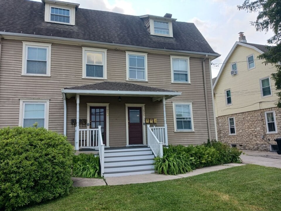 58 Darby Rd in Paoli, PA - Building Photo