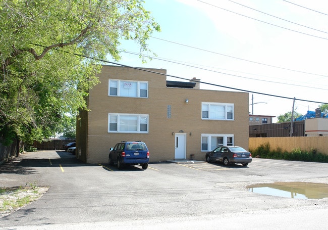 10355 W Lyndale Ave in Melrose Park, IL - Foto de edificio - Building Photo