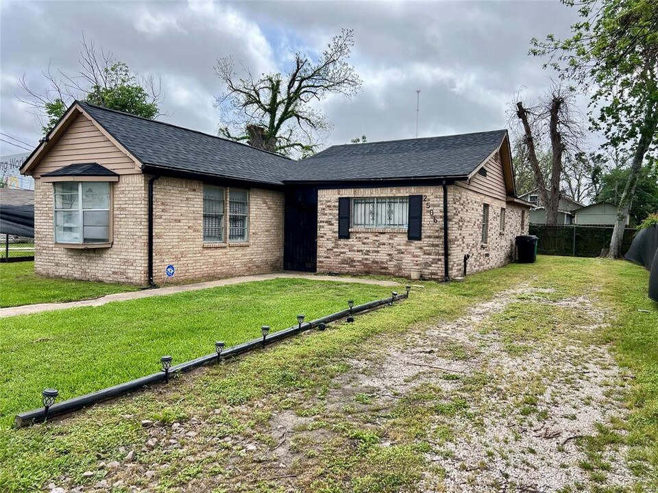 2506 Woodard St in Houston, TX - Foto de edificio