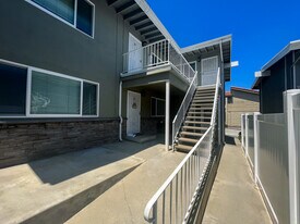 704 N Paulina Ave in Redondo Beach, CA - Foto de edificio - Building Photo