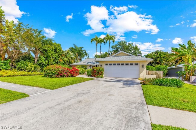 4599 Chippendale Dr in Naples, FL - Foto de edificio - Building Photo