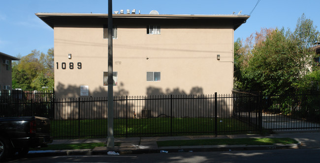 1089 Summit Ave in Pasadena, CA - Foto de edificio - Building Photo