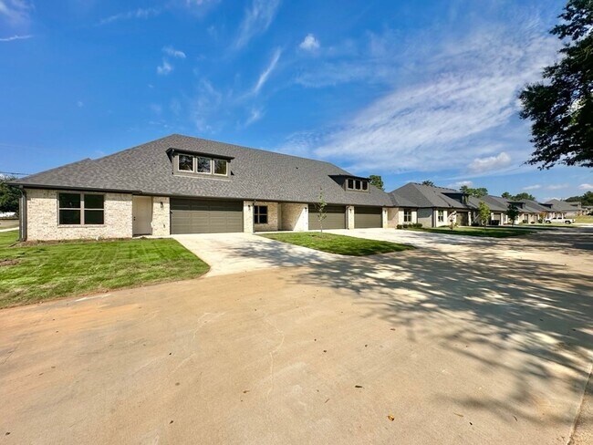 2404 Henshaw Crk Dr in Tyler, TX - Building Photo - Building Photo