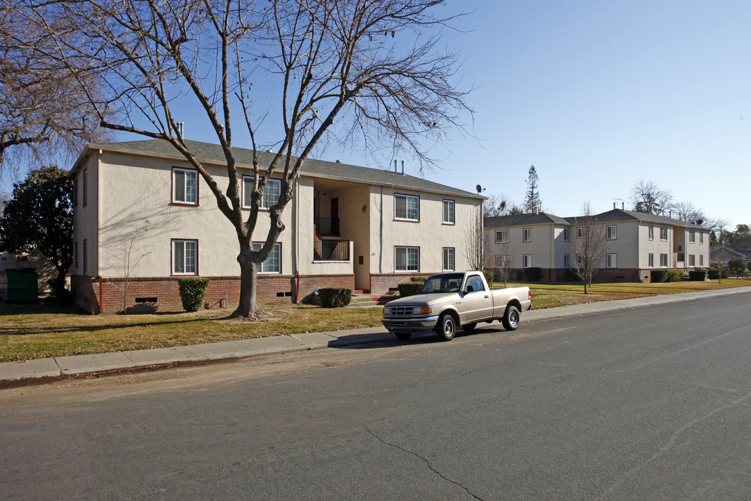 Woodlake Apartments in Sacramento, CA - Building Photo