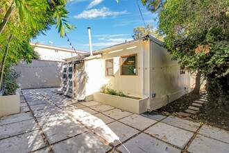 927 Havenhurst Dr in West Hollywood, CA - Building Photo - Building Photo