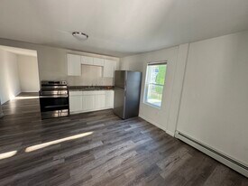 23 Taylor St, Unit 102 in Biddeford, ME - Building Photo