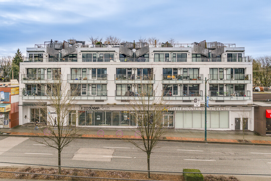 Midtown Modern in Vancouver, BC - Building Photo