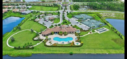 823 SE Villandry Way in Port St. Lucie, FL - Foto de edificio - Building Photo