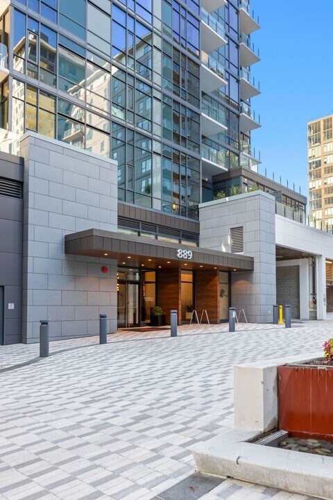 889 103rd Ave NE in Bellevue, WA - Building Photo