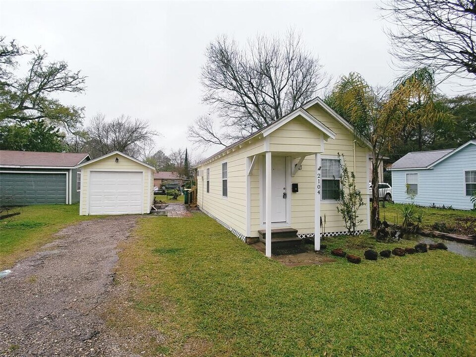 2104 N Galveston Ave in Pearland, TX - Building Photo