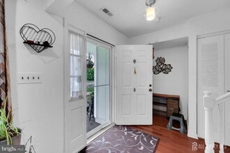 5 Pond View Dr in Plainsboro, NJ - Building Photo - Building Photo