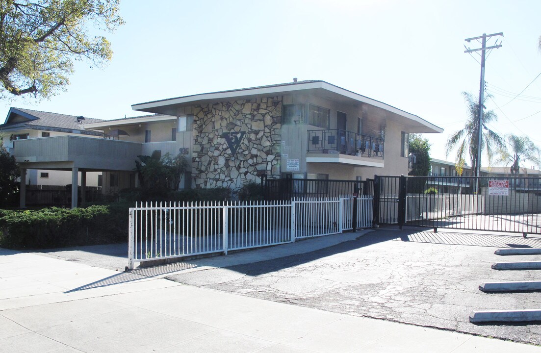 936 W Huntington Dr in Arcadia, CA - Building Photo