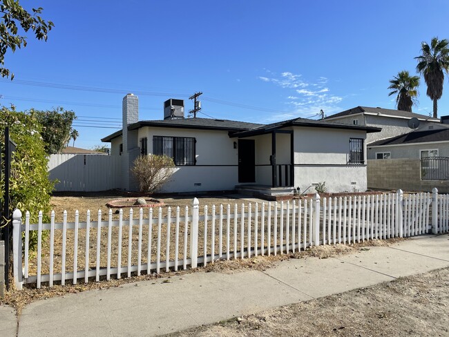 7736 Whitsett Ave, Unit 34N in Los Angeles, CA - Foto de edificio - Building Photo