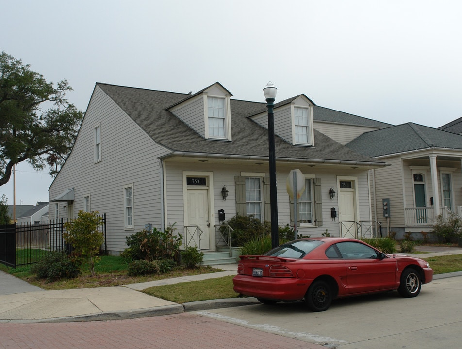 751 Adele Dr in New Orleans, LA - Foto de edificio