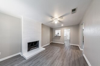 2011 E Stassney Ln in Austin, TX - Foto de edificio - Building Photo
