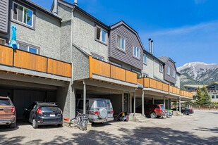 1119 Railway Av in Canmore, AB - Building Photo