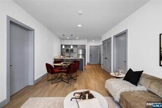 1435 10th St in Fort Lee, NJ - Building Photo - Building Photo
