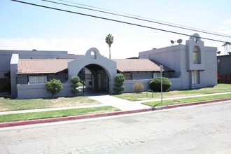 Mountain Plaza Apartments in San Bernardino, CA - Foto de edificio - Primary Photo