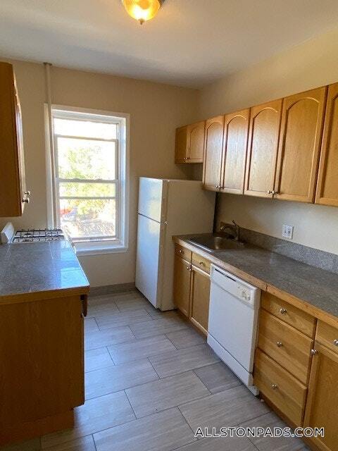4 Farrington Ave in Boston, MA - Building Photo