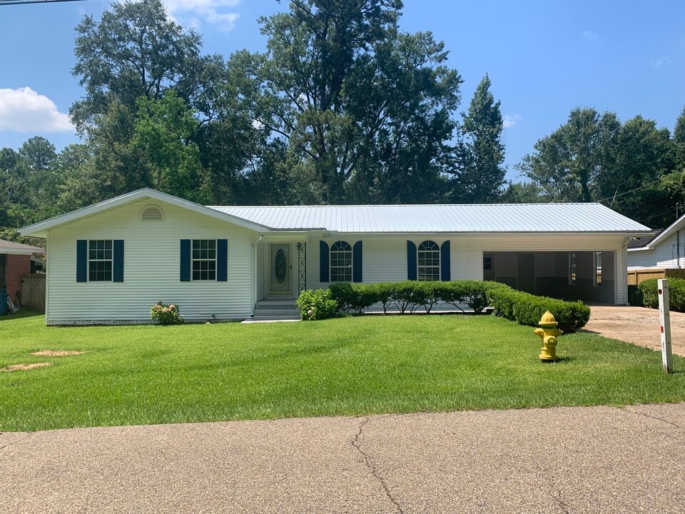 3406 W Adeline St in Hattiesburg, MS - Foto de edificio
