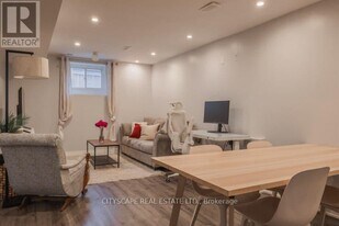 133 Lionhead Golf Club Rd in Brampton, ON - Building Photo