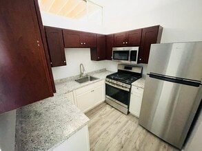 2000 Ivar Ave in Los Angeles, CA - Foto de edificio - Building Photo