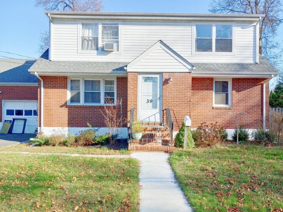 39 N Vivyen St, Unit 1st FL in Bergenfield, NJ - Building Photo