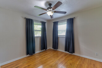 6222 Indian Dr in Newburgh, IN - Foto de edificio - Building Photo