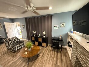 1108 Orange Ave, Unit B in Long Beach, CA - Building Photo - Building Photo